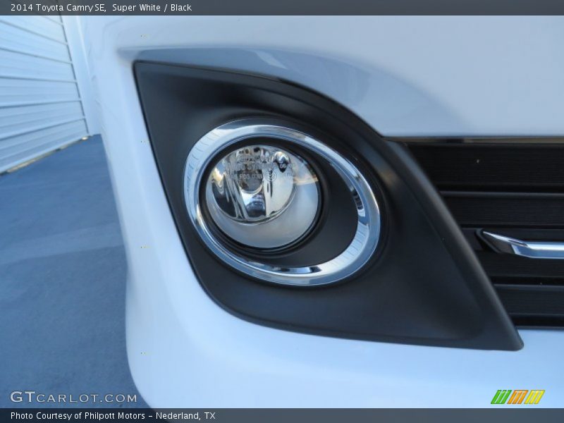 Super White / Black 2014 Toyota Camry SE