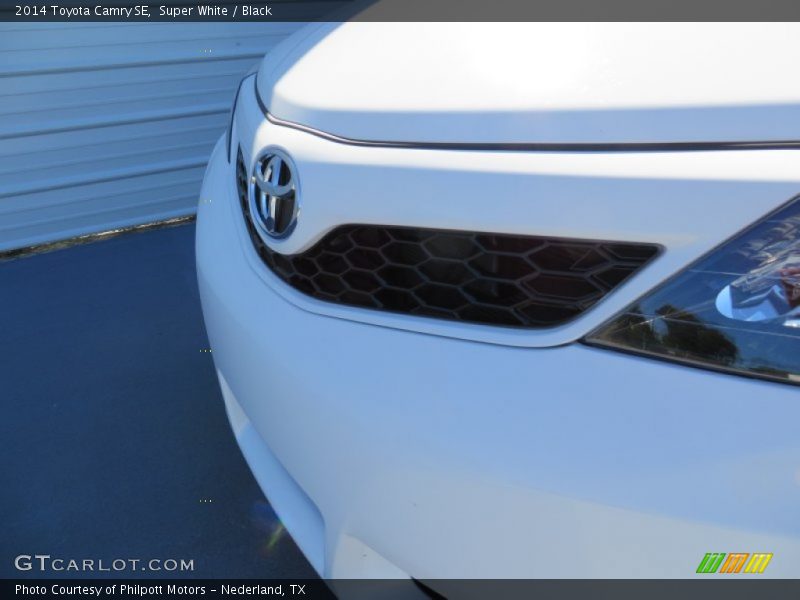 Super White / Black 2014 Toyota Camry SE
