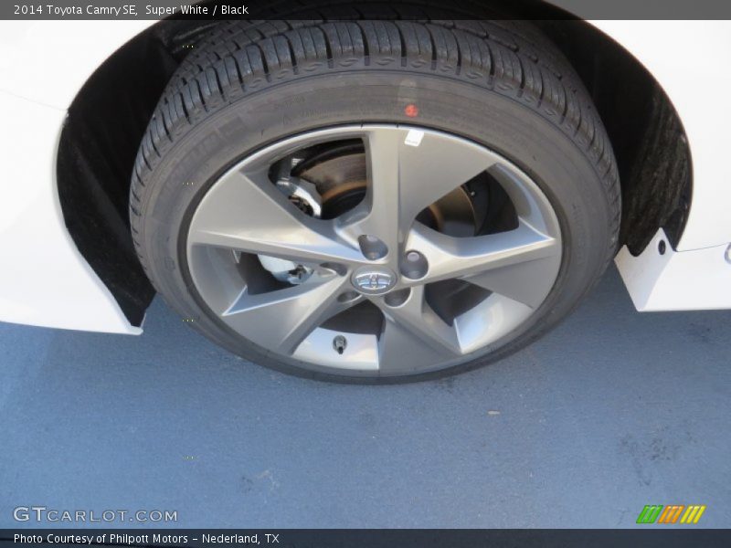 Super White / Black 2014 Toyota Camry SE