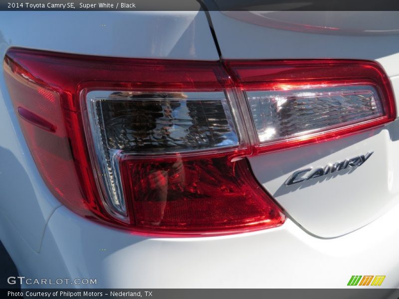 Super White / Black 2014 Toyota Camry SE