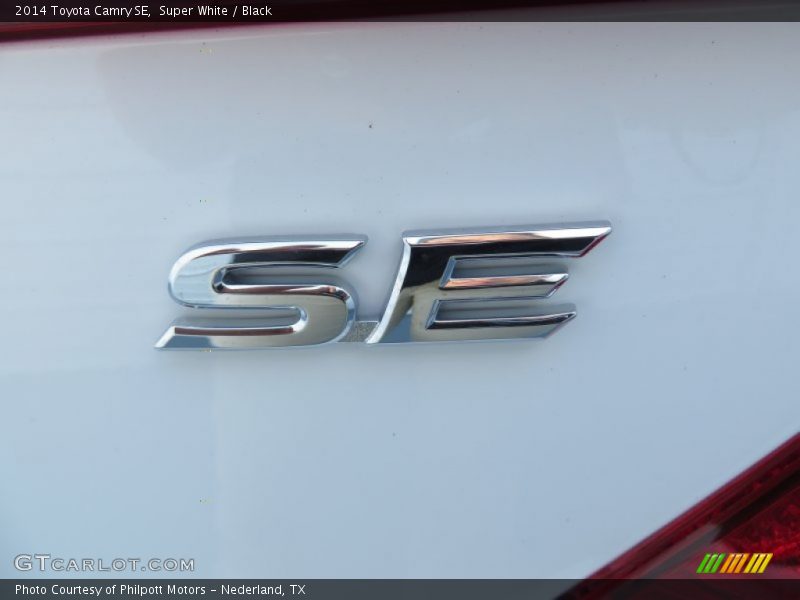 Super White / Black 2014 Toyota Camry SE