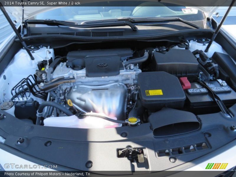 Super White / Black 2014 Toyota Camry SE