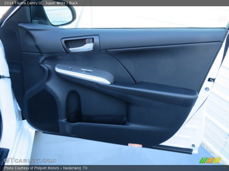 Super White / Black 2014 Toyota Camry SE