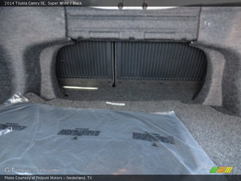 Super White / Black 2014 Toyota Camry SE