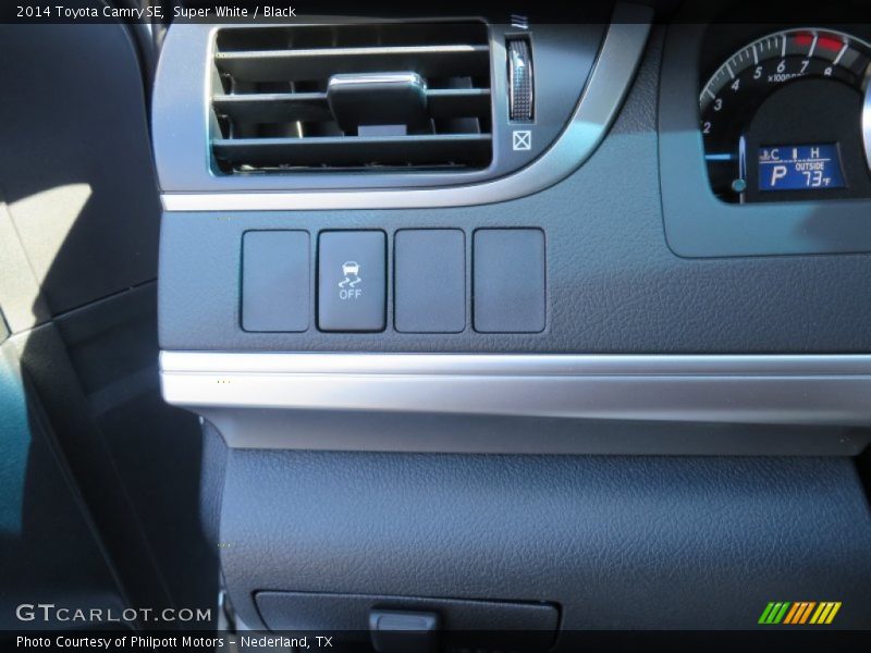 Super White / Black 2014 Toyota Camry SE