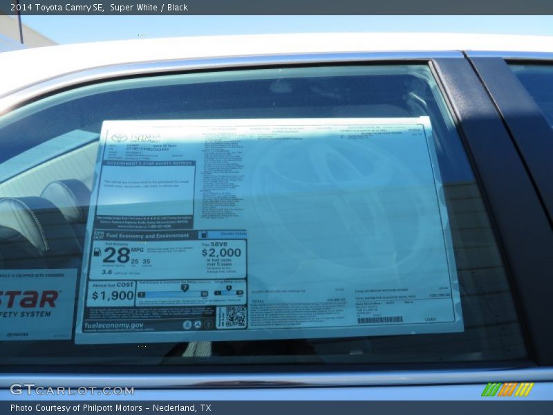 Super White / Black 2014 Toyota Camry SE