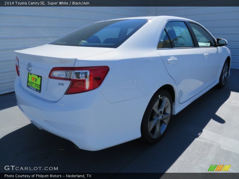 Super White / Black/Ash 2014 Toyota Camry SE