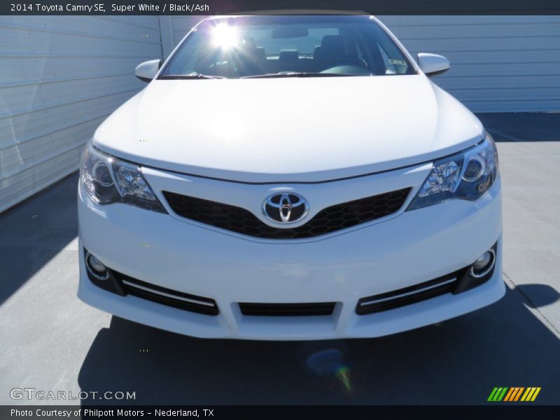 Super White / Black/Ash 2014 Toyota Camry SE