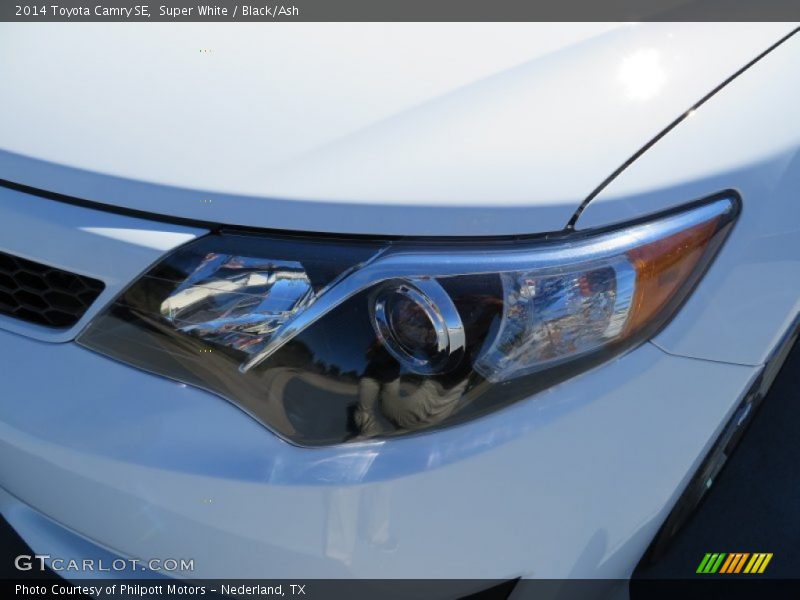 Super White / Black/Ash 2014 Toyota Camry SE