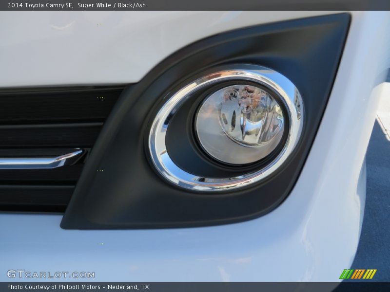 Super White / Black/Ash 2014 Toyota Camry SE