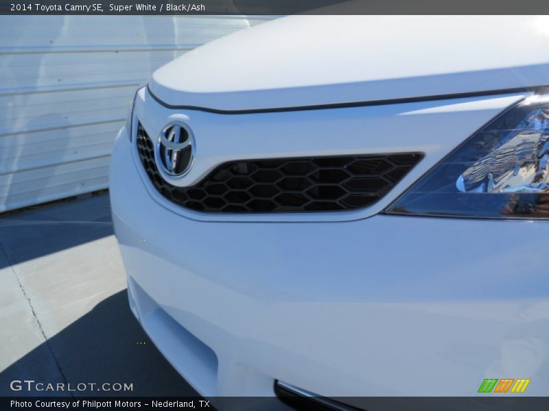 Super White / Black/Ash 2014 Toyota Camry SE