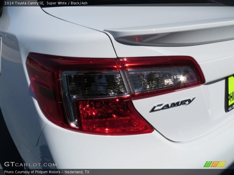 Super White / Black/Ash 2014 Toyota Camry SE