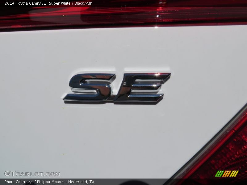 Super White / Black/Ash 2014 Toyota Camry SE