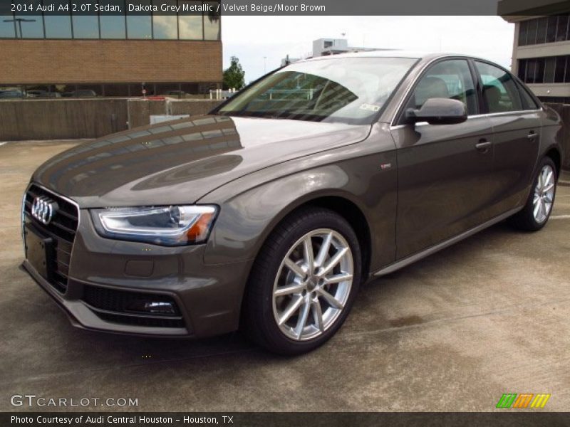 Front 3/4 View of 2014 A4 2.0T Sedan