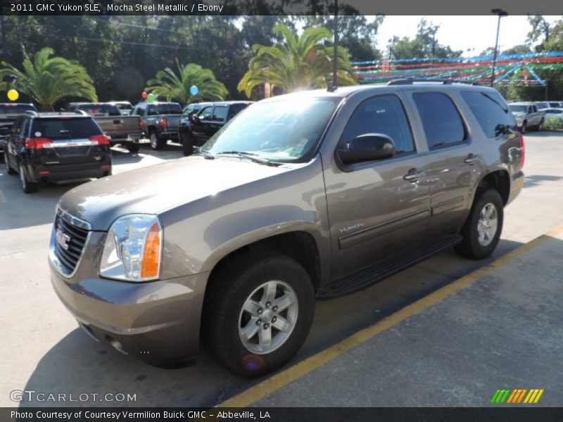 Front 3/4 View of 2011 Yukon SLE