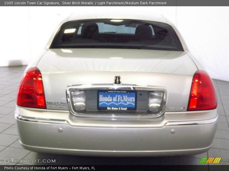 Silver Birch Metallic / Light Parchment/Medium Dark Parchment 2005 Lincoln Town Car Signature