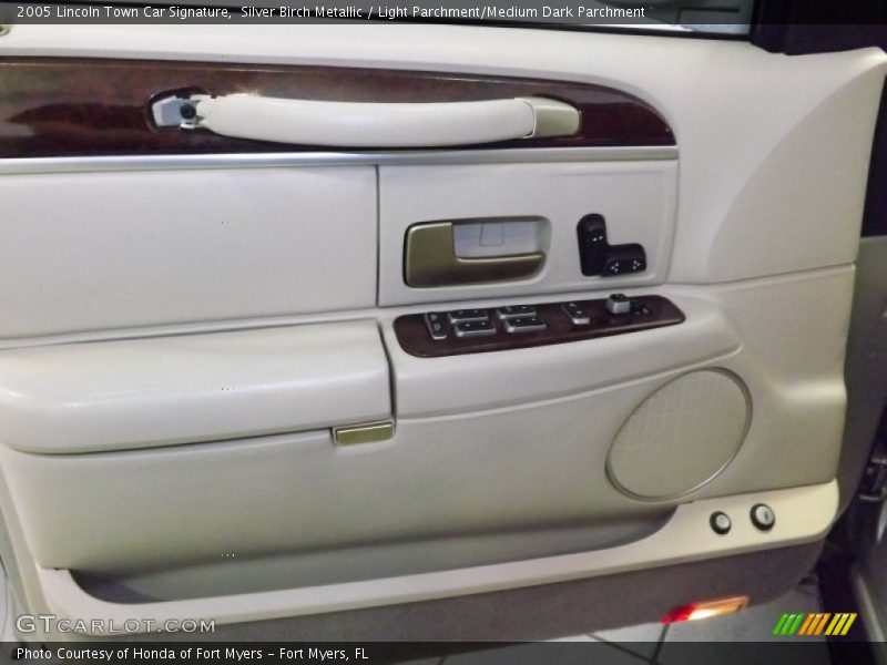 Silver Birch Metallic / Light Parchment/Medium Dark Parchment 2005 Lincoln Town Car Signature