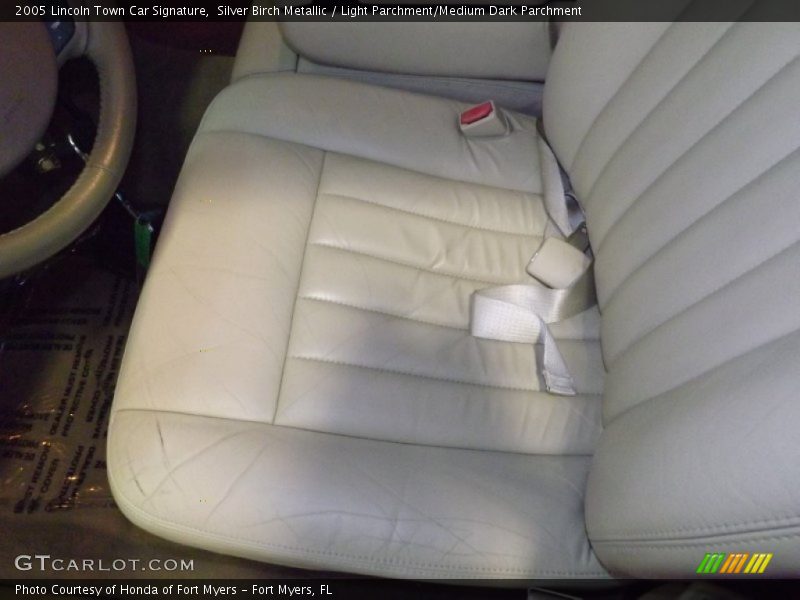 Silver Birch Metallic / Light Parchment/Medium Dark Parchment 2005 Lincoln Town Car Signature