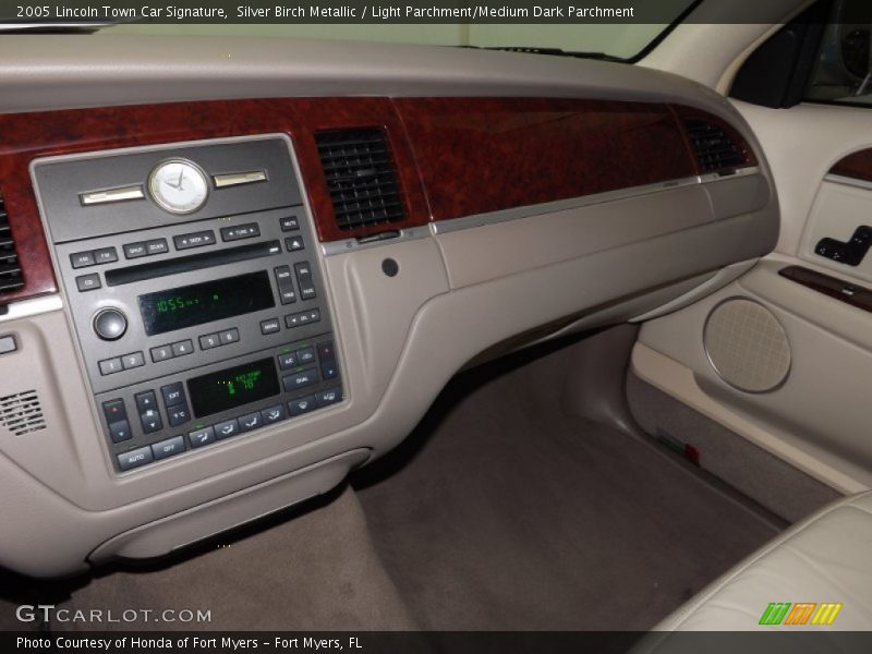 Silver Birch Metallic / Light Parchment/Medium Dark Parchment 2005 Lincoln Town Car Signature