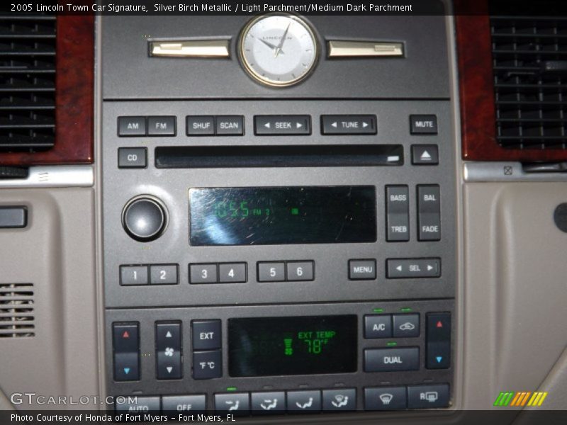 Silver Birch Metallic / Light Parchment/Medium Dark Parchment 2005 Lincoln Town Car Signature