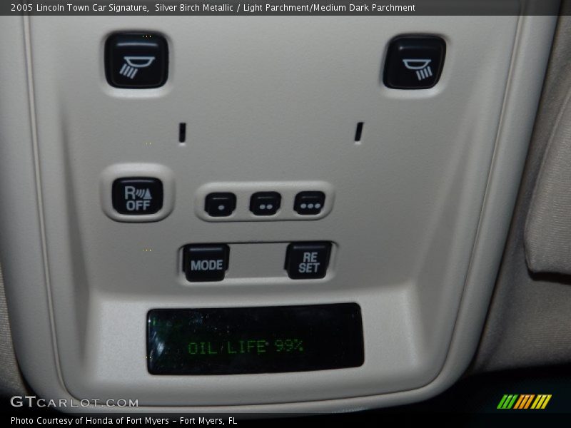 Silver Birch Metallic / Light Parchment/Medium Dark Parchment 2005 Lincoln Town Car Signature