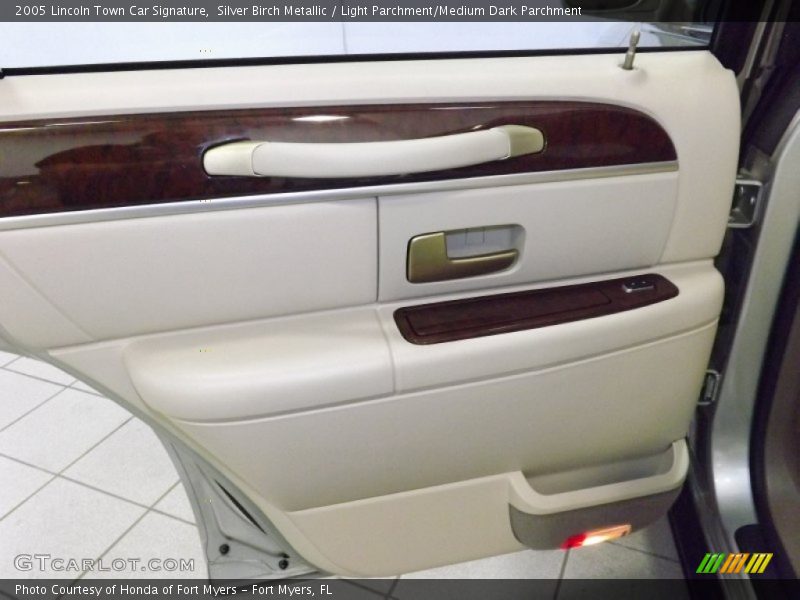 Silver Birch Metallic / Light Parchment/Medium Dark Parchment 2005 Lincoln Town Car Signature
