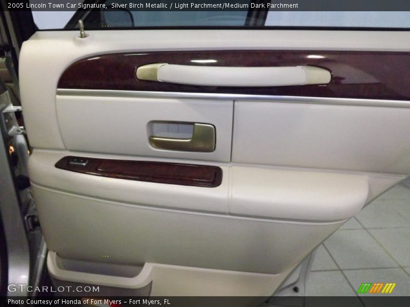Silver Birch Metallic / Light Parchment/Medium Dark Parchment 2005 Lincoln Town Car Signature