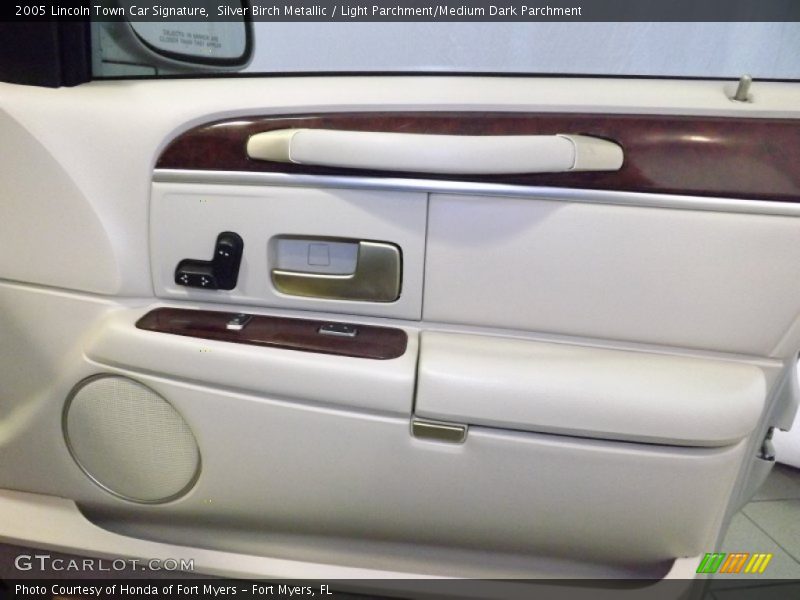 Silver Birch Metallic / Light Parchment/Medium Dark Parchment 2005 Lincoln Town Car Signature