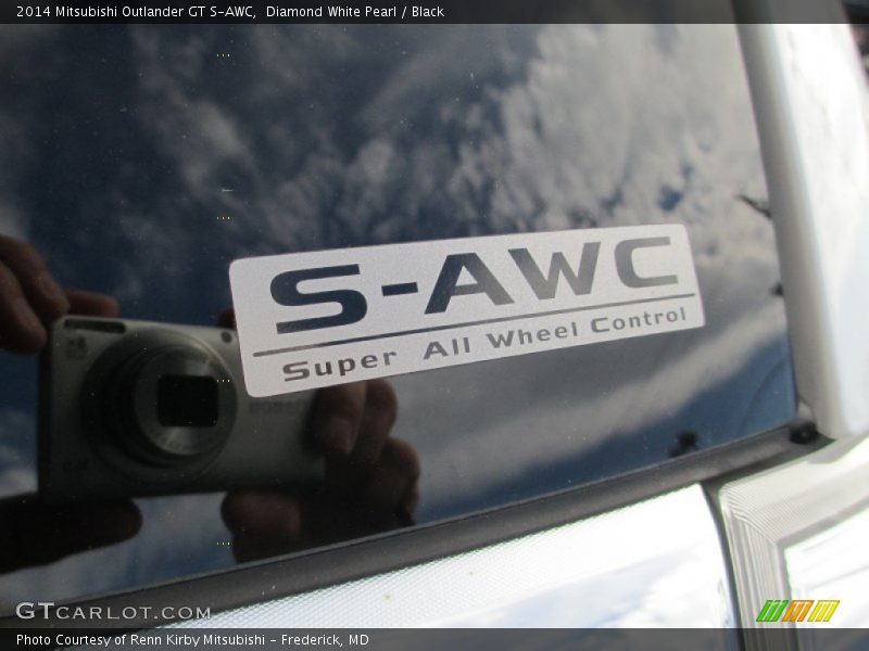 Diamond White Pearl / Black 2014 Mitsubishi Outlander GT S-AWC
