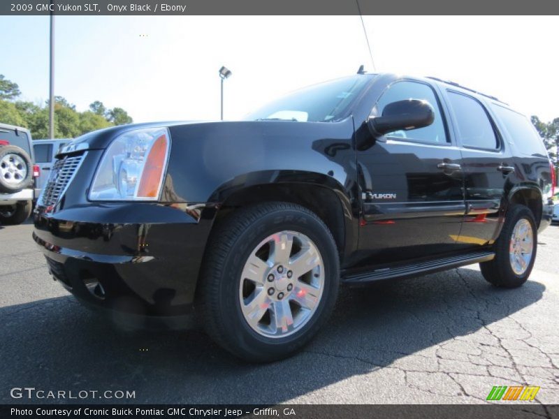 Front 3/4 View of 2009 Yukon SLT