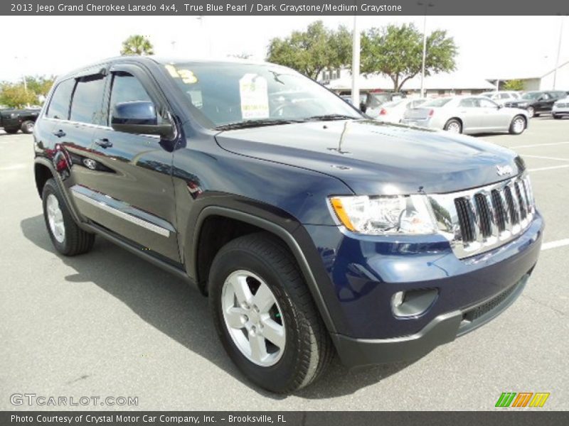 Front 3/4 View of 2013 Grand Cherokee Laredo 4x4
