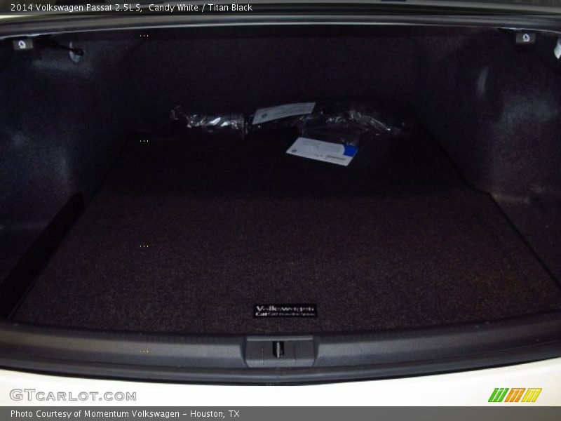 Candy White / Titan Black 2014 Volkswagen Passat 2.5L S