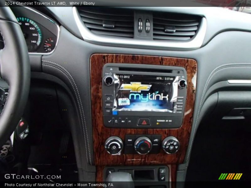 White / Ebony 2014 Chevrolet Traverse LT AWD