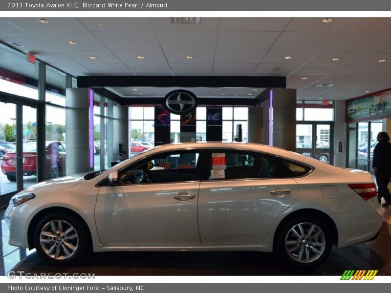 Blizzard White Pearl / Almond 2013 Toyota Avalon XLE
