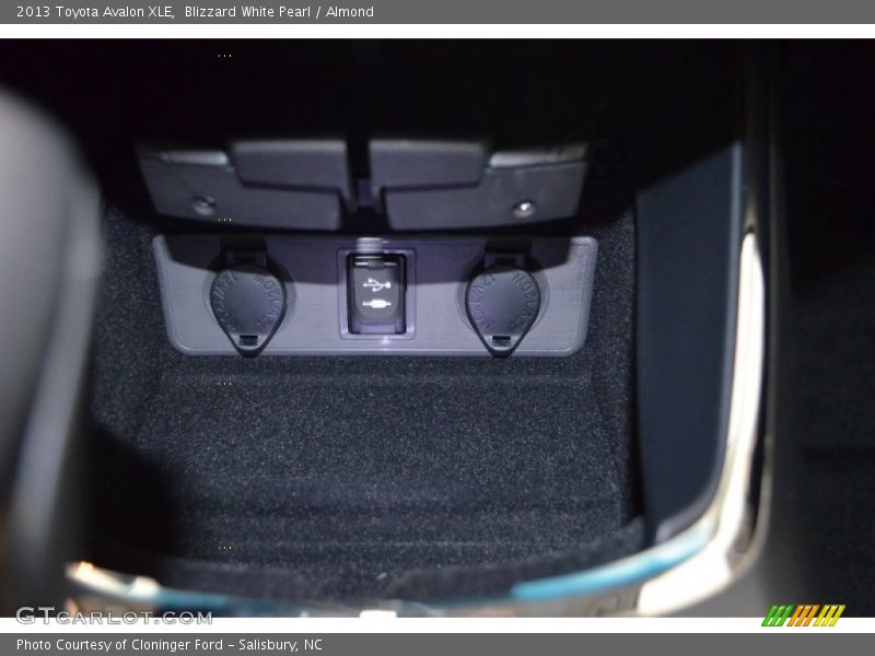 Blizzard White Pearl / Almond 2013 Toyota Avalon XLE