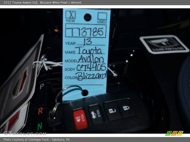 Blizzard White Pearl / Almond 2013 Toyota Avalon XLE