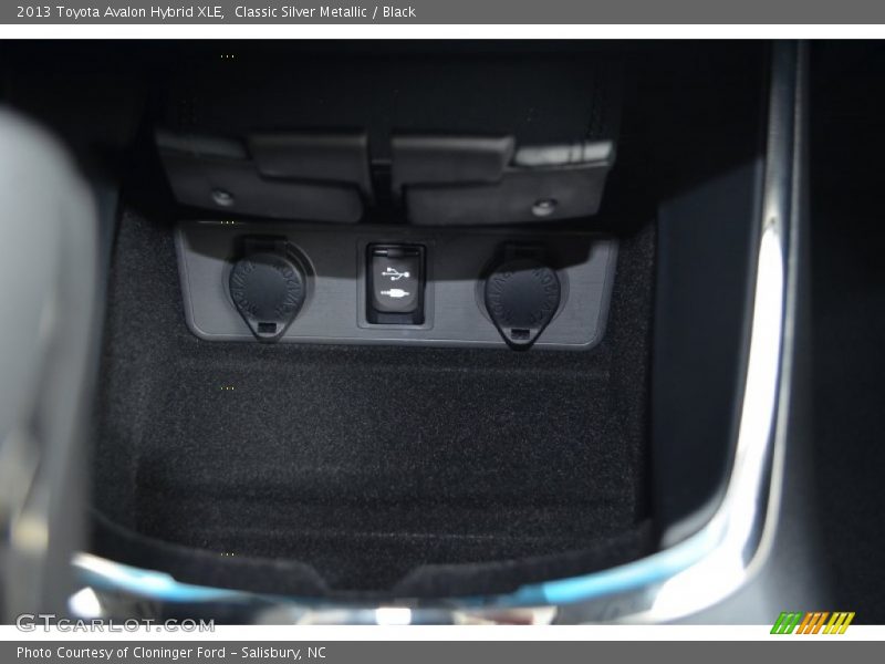 Classic Silver Metallic / Black 2013 Toyota Avalon Hybrid XLE
