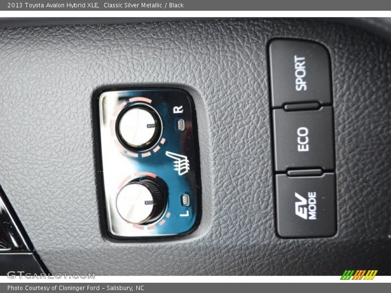 Classic Silver Metallic / Black 2013 Toyota Avalon Hybrid XLE