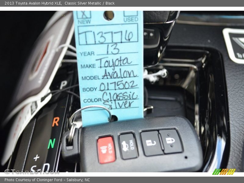 Classic Silver Metallic / Black 2013 Toyota Avalon Hybrid XLE