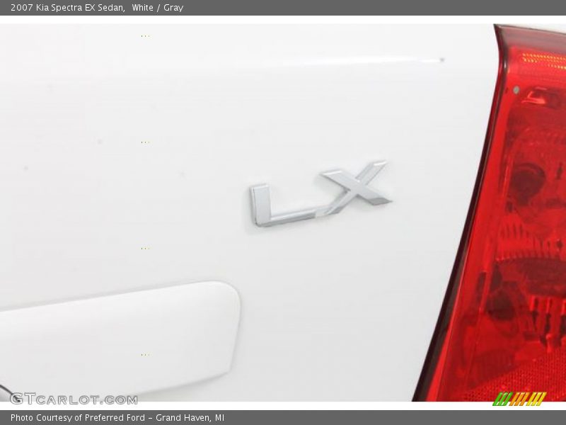 White / Gray 2007 Kia Spectra EX Sedan