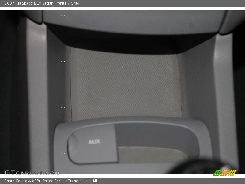 White / Gray 2007 Kia Spectra EX Sedan