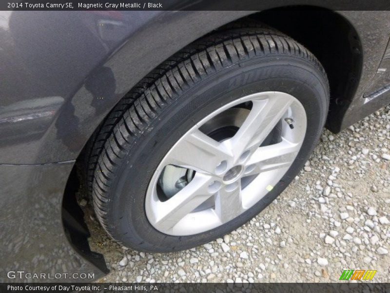 Magnetic Gray Metallic / Black 2014 Toyota Camry SE