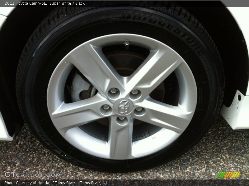 Super White / Black 2012 Toyota Camry SE