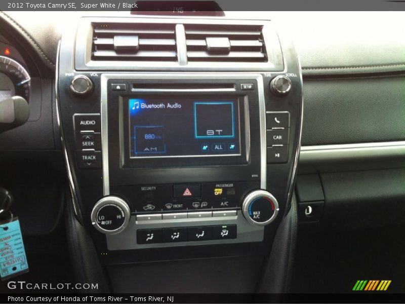Super White / Black 2012 Toyota Camry SE
