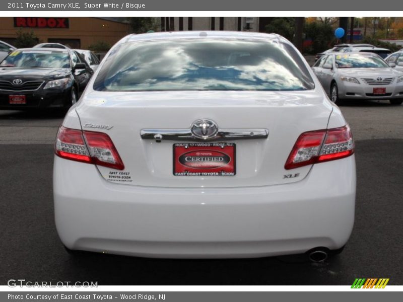 Super White / Bisque 2011 Toyota Camry XLE