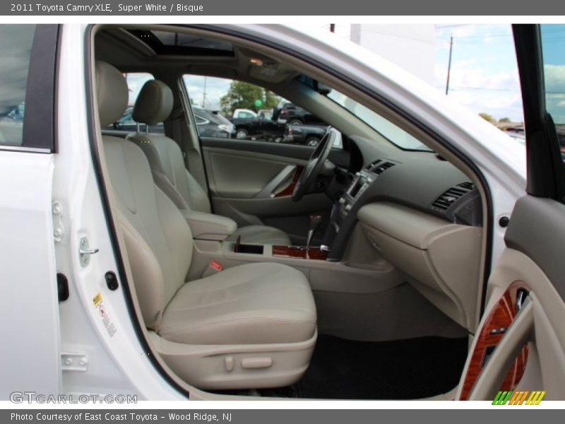 Super White / Bisque 2011 Toyota Camry XLE