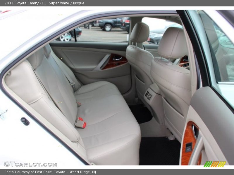 Super White / Bisque 2011 Toyota Camry XLE
