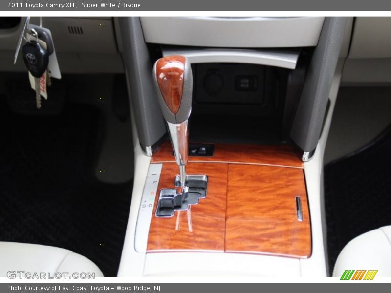 Super White / Bisque 2011 Toyota Camry XLE