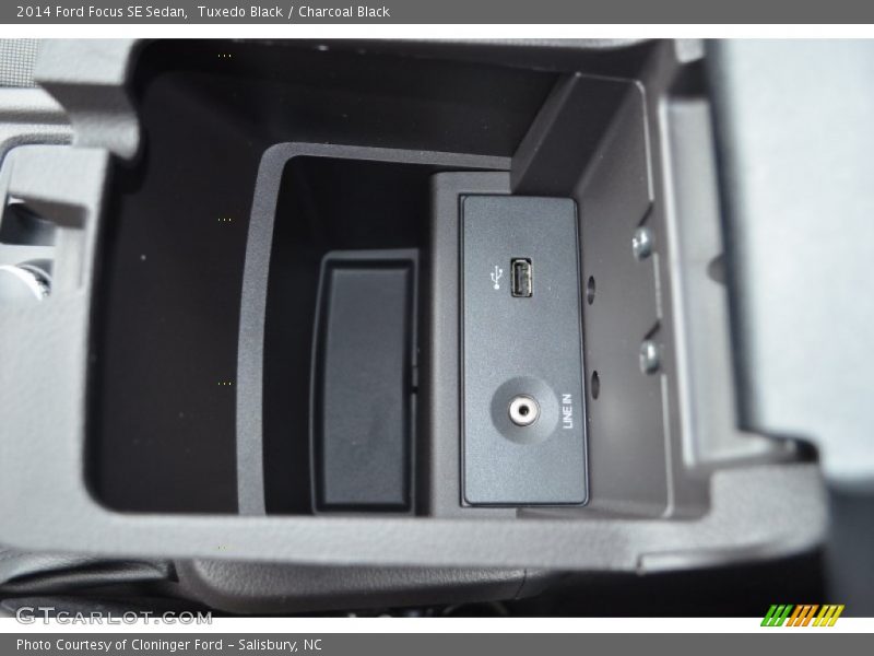Tuxedo Black / Charcoal Black 2014 Ford Focus SE Sedan