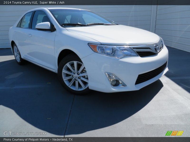 Super White / Ash 2014 Toyota Camry XLE